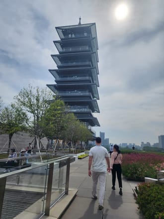Un couple devant une pagode en Chine
