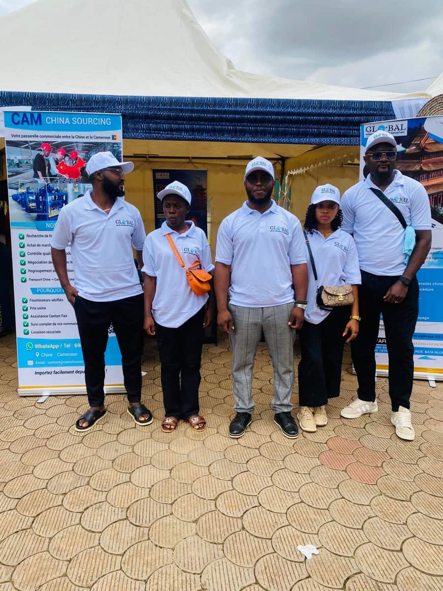 L'équipe de Global Import Services and Education à Yaoundé